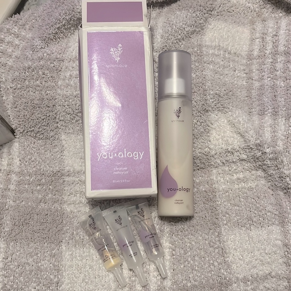 BNIB/ Only taken out for pics! Younique You*ology Cleanser + 3 Boosters